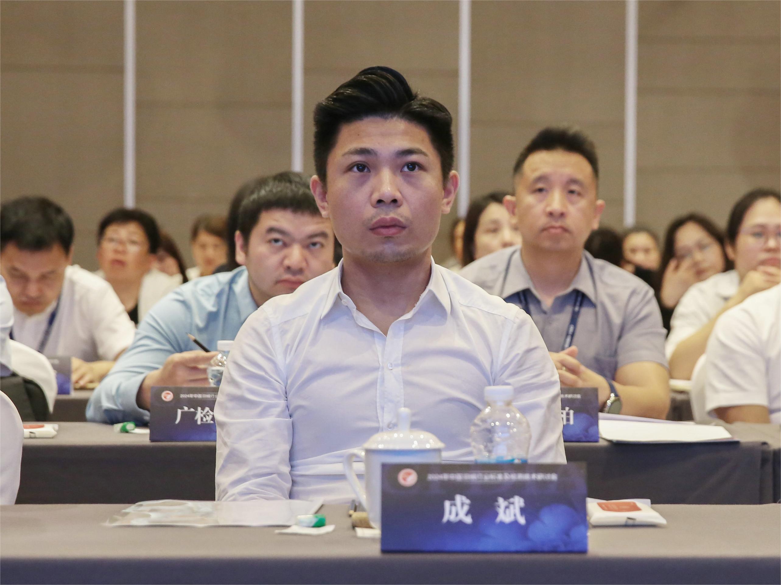 盛江翊羽绒总经理成斌
