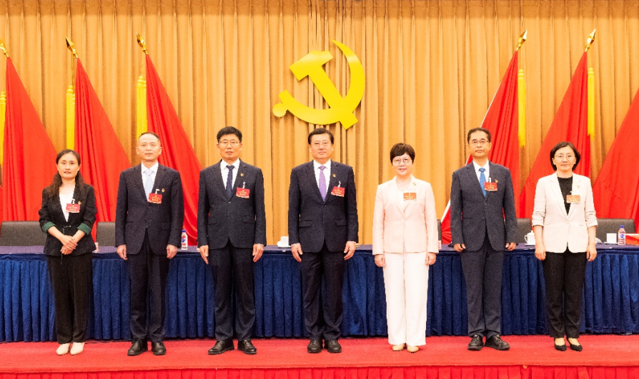 新当选的党委常委合影