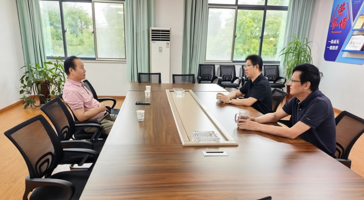 六安市羽毛（绒）产业协会会长单社刚与华隽羽绒董事长兼总经理吕欣华，副总经理陶国强展开座谈