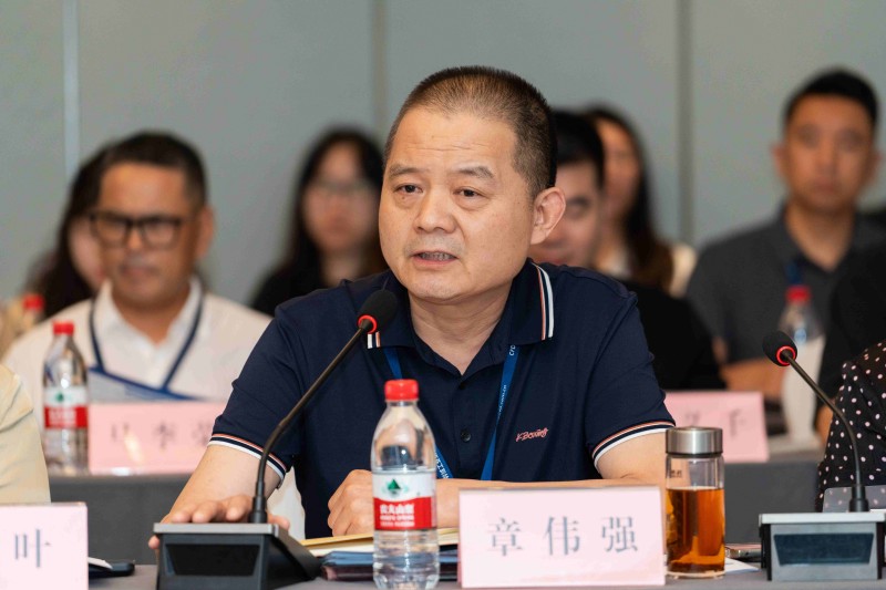 海宁市皮革与服装协会副理事长章伟强参加会议