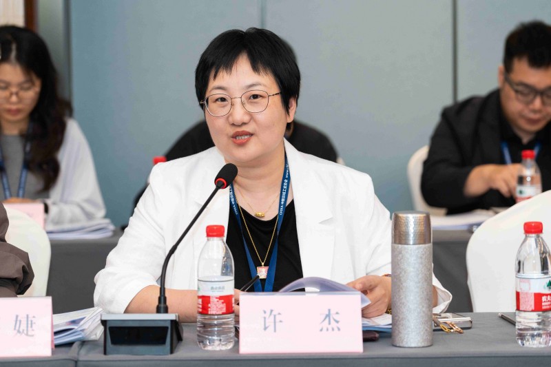 中国羽协副理事长、标委会秘书长许杰作标委会年度工作总结及工作计划报告