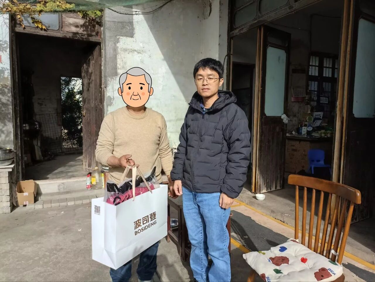 波司登公益基金会向常熟敬老院、儿童福利院、各镇街困难群众捐赠防寒服装