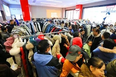 销售旺季，桥圩羽绒一条街门店人头攒动。