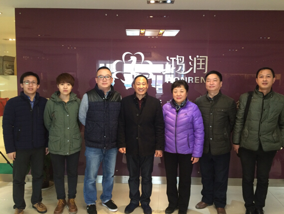 鸿润集团董事长夏吉国与考察团代表合影