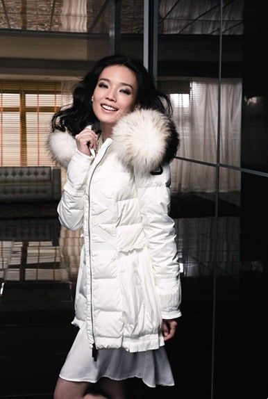 看性感女神舒淇怎样将羽绒服当裙子穿?